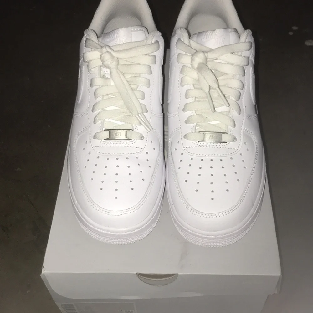 Playoff 12s size 9.5 and worn 1x all white Air Force 1 size 10 - Picture 5 of 7